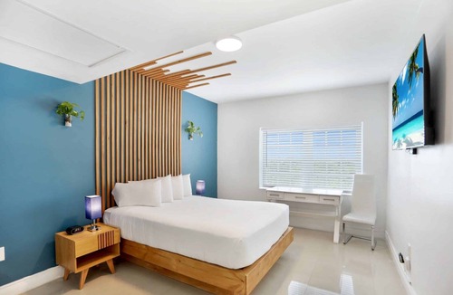 City Center Hotel | Your Fun Packed Miami Beach Vacation! Picnic Area, Short Walk to Ocean Drive!