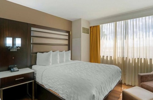 Baymeadows House | Your Relaxing Getaway Awaits! Pool, FREE Breakfast and Parking! Near Mandarin Museum!