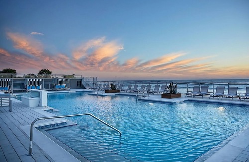 East Daytona Hotel | Your Tranquil Oasis! 4 City View Units, Beachfront Property w/Outdoor Pool