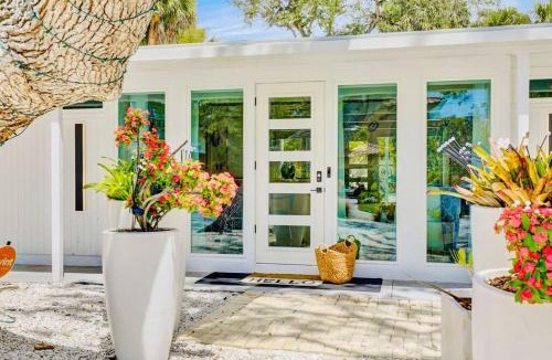 Siesta Key House | Zachs Siesta Key Beach House Heated Saltwater Pool Pet Friendly