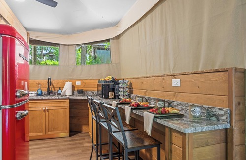 Troutman House | Zootastic Retreat | Private Hot Tub + Zoo Access