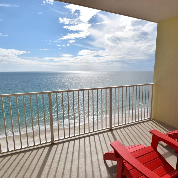 Enjoy this Beachfront Condo with Amazing Views!