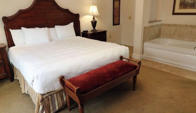 1 BR King with spa tub. Close to local attractions.Perfect for 250 celebration!