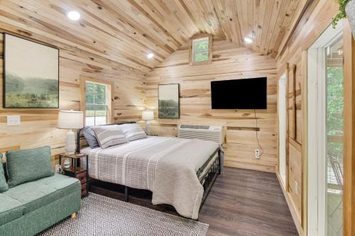 1 Mi to Lake: Charming Byrdstown Retreat w/Deck!