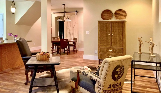 1st floor private dog-friendly open plan L/D/K apARTment w/private Q ensuite BR
