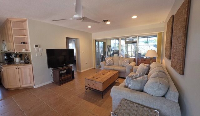 2 Bedroom 2 Bathroom House with Beach and Bay Access