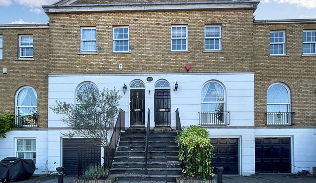2 bedroom accommodation in London