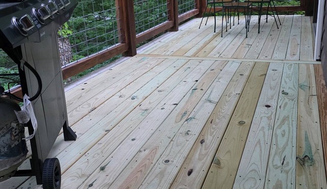 2-bedroom cabin with AC in Natural Bridge area. Close to Hollerwood Park.