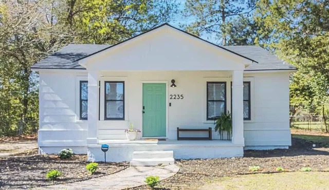 2-bedroom modern cottage in Augusta with outdoor patio seating and dining