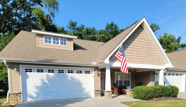 2 Min to Parkway | Arcade, Jetted Tub & Fireplace
