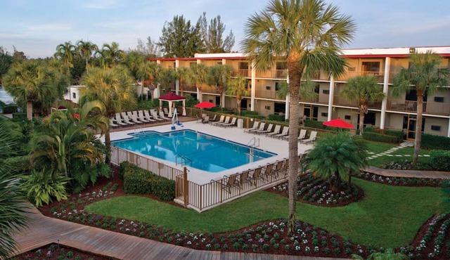 2 Modern Rooms w/Pool for Convenient Naples Location Near Fifth Ave