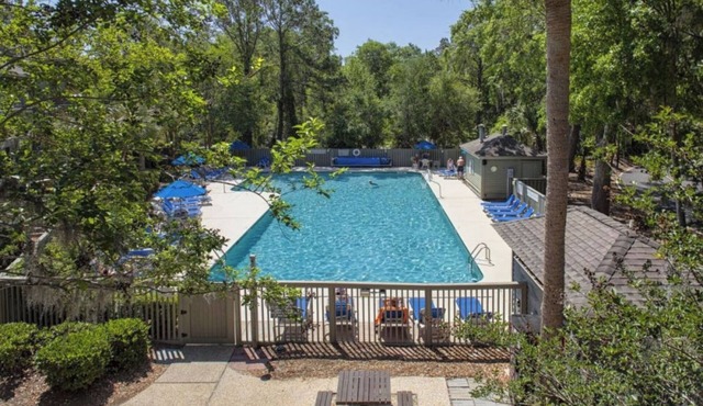 2 Ocean-Inspired 1BR with Pool, Kitchen, Balcony and Walkable to Sun & Smoothies