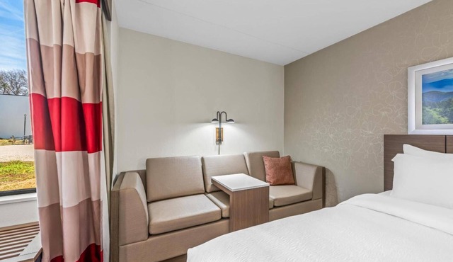 2 Queen Beds | Unwind in Stylish Unit Ideal for Scenic Carolina Balloon Fest