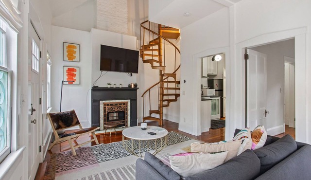 2-Story Carriage House on Forsyth Park!