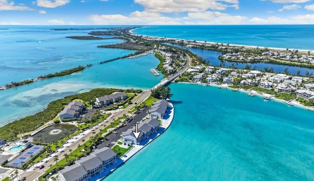 2BR, 2BA Boca Grande condo with ocean views.