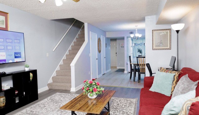 3-Bed Athens Getaway right near UGA! Pool, Parking, SmartTV