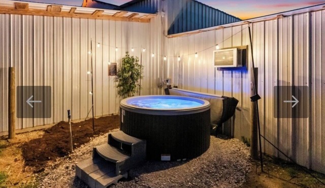 3 Bedroom Cabin. Sleeps up to 9. Direct Access to Brimstone. Hot Tubs