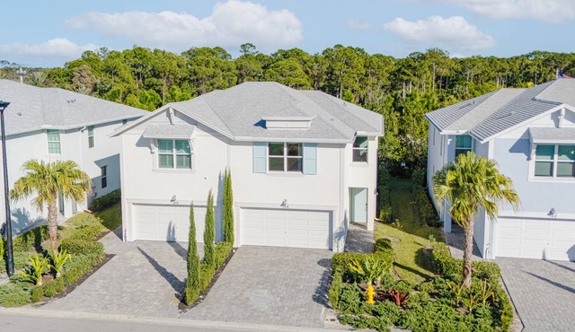 3-BR - Coastal Chic Beach House, Pet Friedly, w Heated Pool