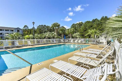 3 Mi to Cherry Grove Beach! Quiet Condo w/Balcony