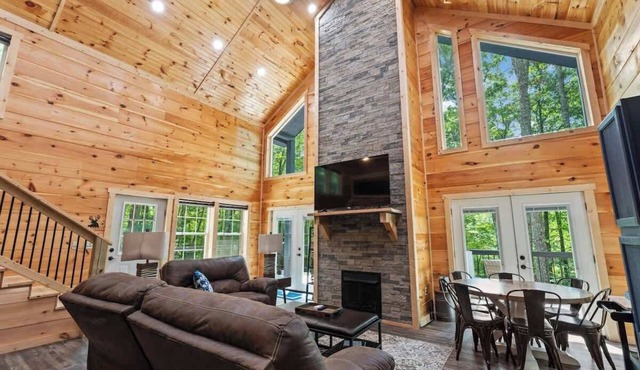 3BR 2BA w/King Bed/Hot Tub in Heart of RRG