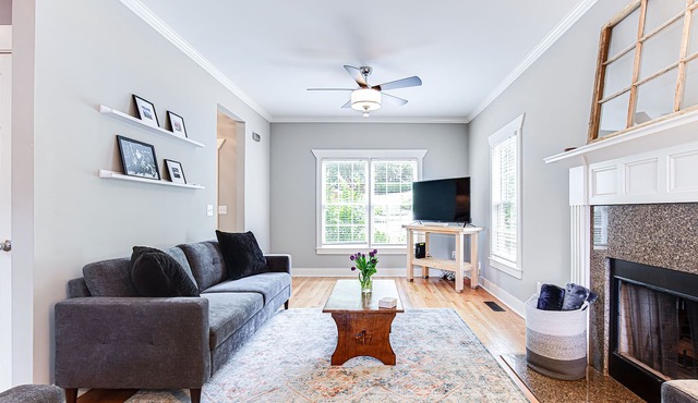 3BR, W/D, Updated, King, Deck, Full Kitchen, Quiet
