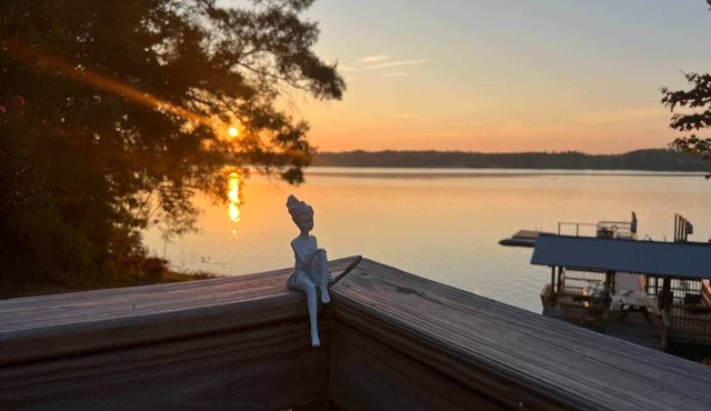 4.2-Acre Lakefront– Game Room，Hot Tub & Private Dock !