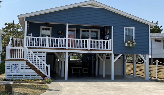4 Bed 3.5 Bath Pool Mid Island, Quiet Garden lined Street, steps from the Beach!
