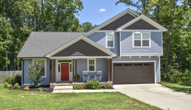 4 BR, 3 BATH HOME on LKN! DOG FRIENDLY CLOSE TO EVERYTHING BUT AWAY FROM IT ALL!