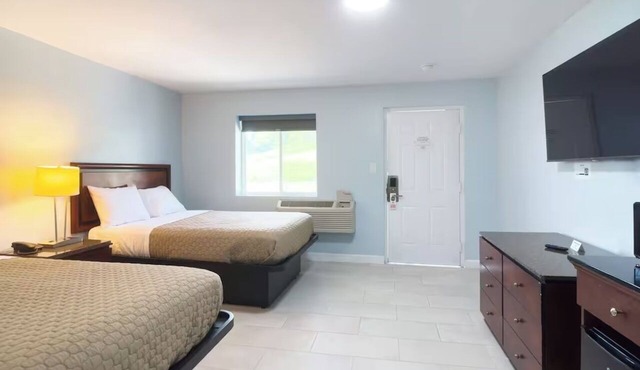 4 Group-Friendly Rooms Near River Activities & Local Food Spots w/Free Parking