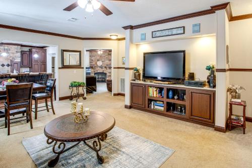 4 Mi to Weston Lake: Eastover Gem