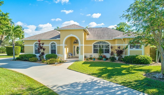 A NAPLES STUNNER! HIGHLY Sought 3/2 Pool/Spa/Lake Home, Fully Stocked, New Furn.