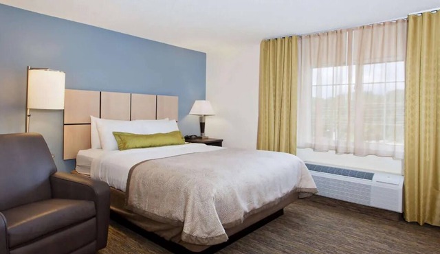 A quick drive from McGhee Tyson Airport! Private Full Kitchen! Pets Allowed!