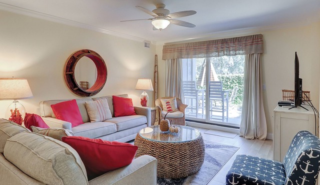 Adorable Hilton Head condo w/ a full kitchen & furnished patio in Harbour Town
