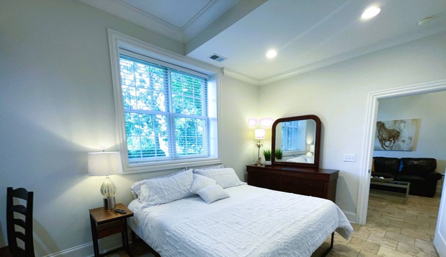 Adorable place, KING Bed close to everything.
