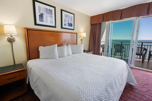 Amazing Pools, Direct Oceanfront Studio, King bed