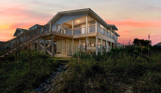 Amazing Views! Oceanfront next to Pier. 5 bed 5 bath. Sleeps 11. Family Friendly