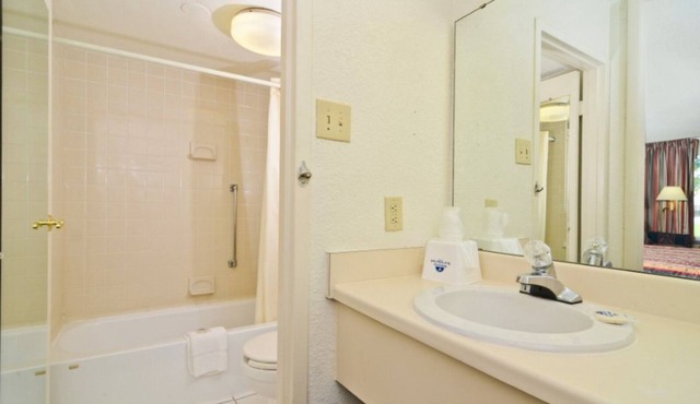 Americas Best Value Inn Wilson - UNIT 17 ONE BED FIRST FLOOR