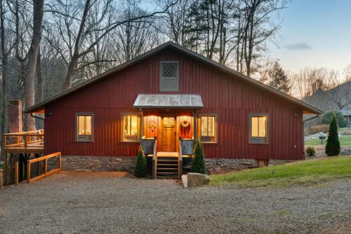 Apple Cider House - 10 min to Asheville, Creekside, Fire Table and Games