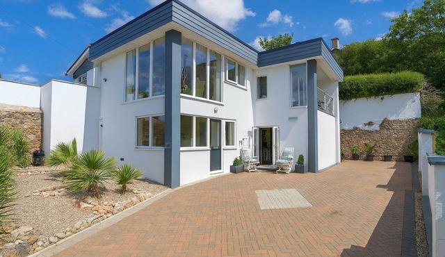 Architect Designed Luxury 2 BEDROOM 5 STAR SUITE