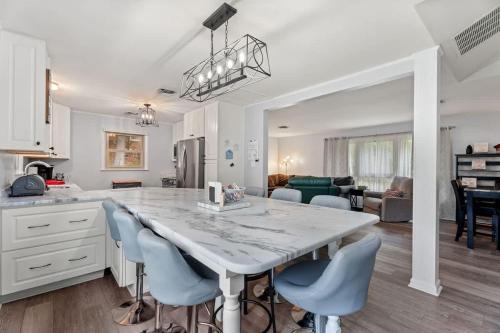 Arden Place - Spacious Retreat with Pool