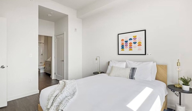 Arlington Rooftop Escape | Balcony & Modern Kitchen | Near Air Force Memorial
