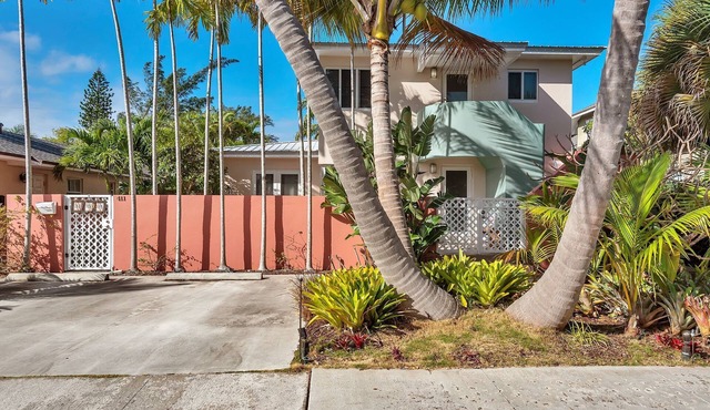 Art Deco Pool House a mile to Beach Pets welcome