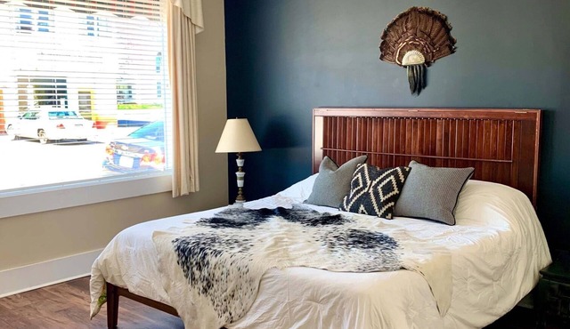 Artsy 1st floor pet-friendly ensuite king in historic railroad inn & town.