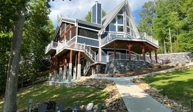 August 14-21 , HUGE screened porch, 2story dock,kayaks, cornhole Deep water COVE