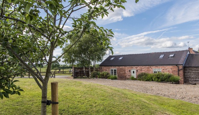 BARNFIELDS HOLIDAY COTTAGE, family friendly in Kingsley
