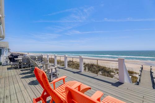 Beachfront Oasis w/2 Large Decks, BBQ & Views!