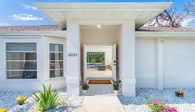Beachside Getaway Minutes from the Gulf - Heated Pool - Sleeps 8