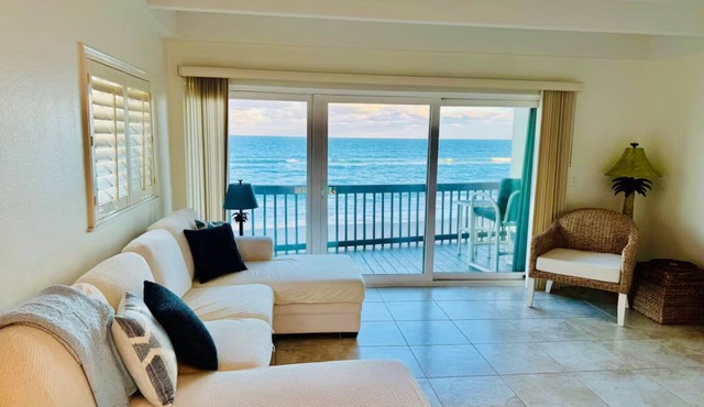 Beautiful 2 bedroom townhouse 30 second walk from the beach.