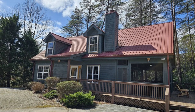 Beautiful 2 BR, Mtn Views, Hot tub, Screened Porch, Fiber Optic Internet