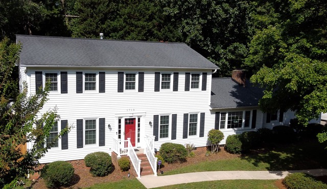 Beautiful charming home. Close to everything including HPU